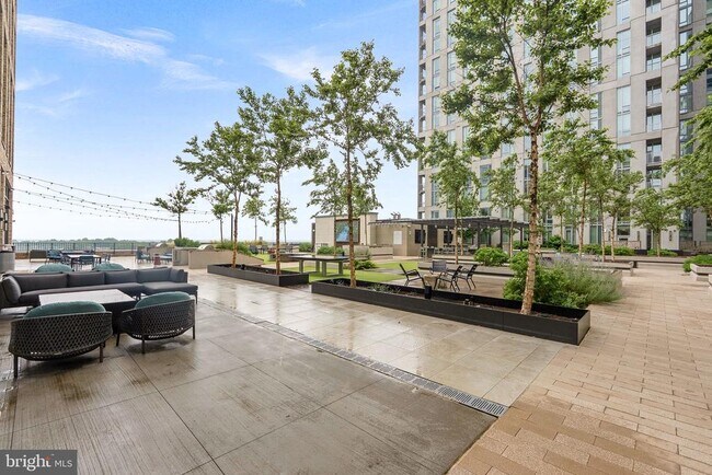 Building Photo - 1650 Silver Hill Dr