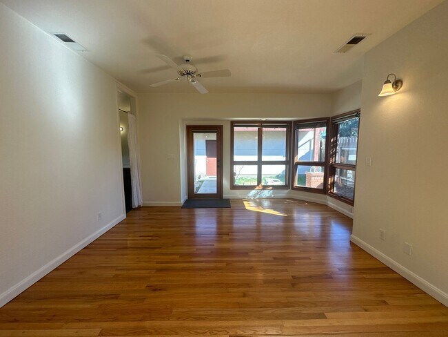 Building Photo - 406 N Santa Cruz Ave