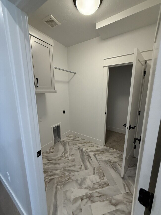 Building Photo - Functionality and convenience! Minutes from one of Meridian's most fantastic parks, with pools, p...