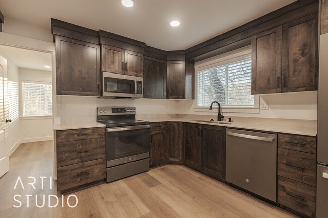 Building Photo - "Stunningly Remodeled 4-Bedroom, 3-Bathroo...