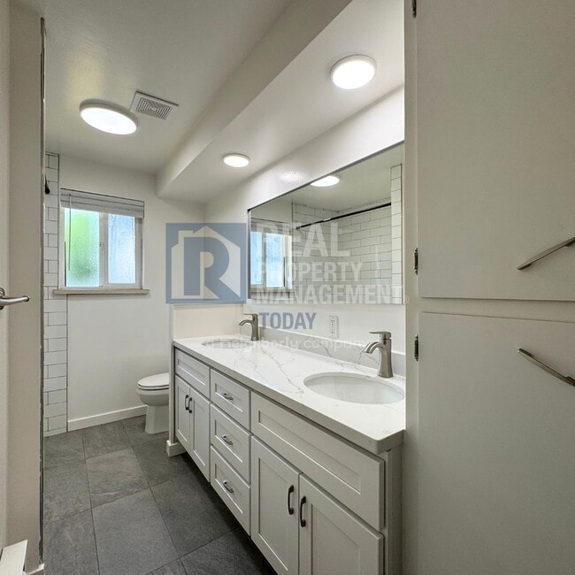 Building Photo - Great 3 Bedroom With Covered Carport!