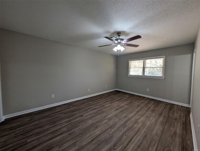 Building Photo - 2125 Edinburgh Dr