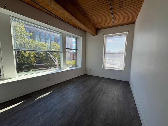 Building Photo - 385 Worthington St