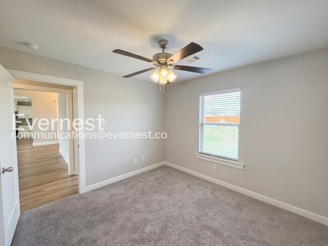 Building Photo - 4 Bed/2 Bath Home with Fenced Yard & Garage / Pet-Friendly / Available Now!