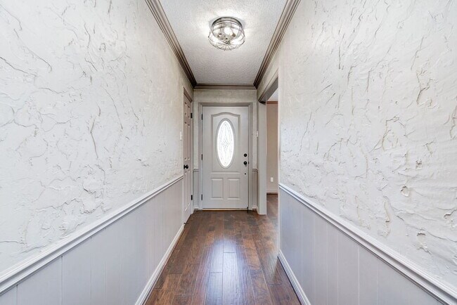 Building Photo - 3/2/2 in Excellent Location!