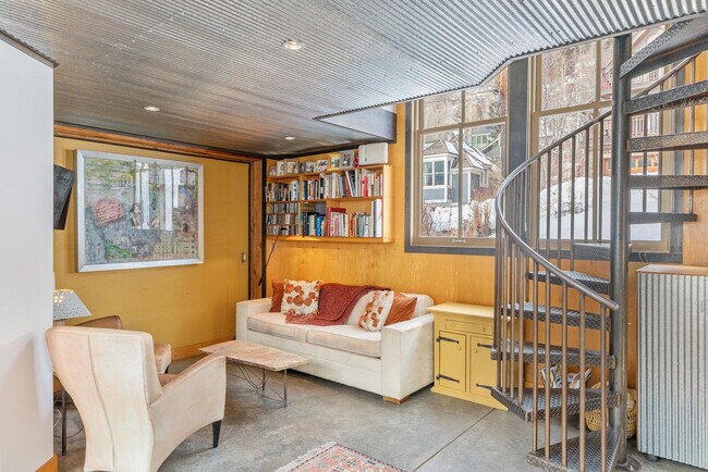 Primary Photo - 216 E Galena Ave