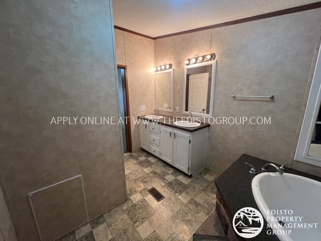 Building Photo - Charming 3-Bed, 2-Bath Country Home on 1.2 Acres – Near Bamberg & Orangeburg