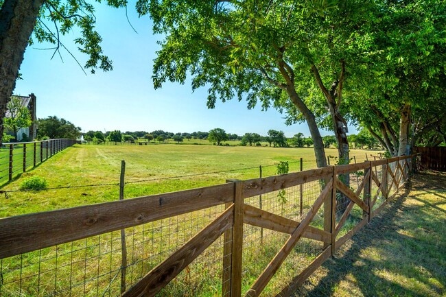 Building Photo - 3 Bedroom 2 Bath 2 Car Garage - Backs Up To A Nice Farm