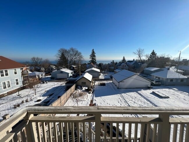 Building Photo - Duluth MN - 3 Bedroom - 2 Bath - 1 Car Gar...