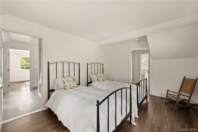 Building Photo - 40 Old Post Rd