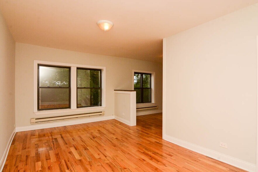 Building Photo - 6265 W Cornelia Ave
