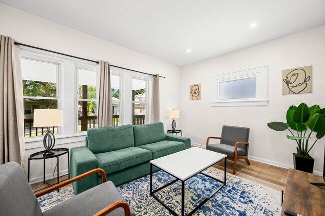 Building Photo - 1215 N Warman Ave