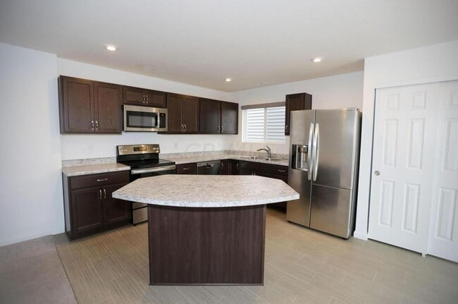 Building Photo - 4978 Crestbrook Dr