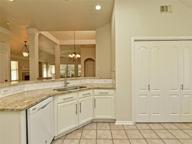 Building Photo - 11 Troon Dr