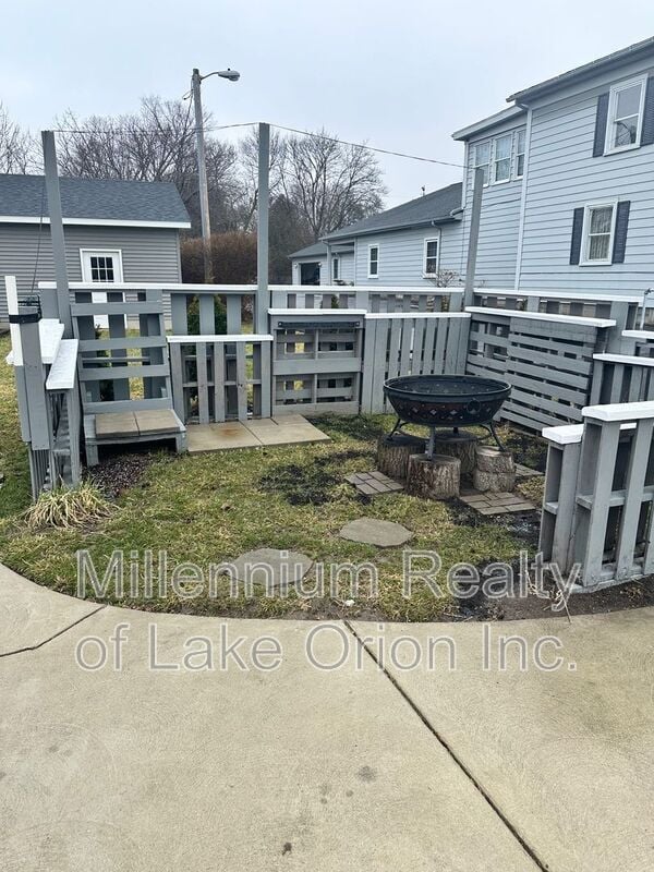 Building Photo - 2 Pleasant St