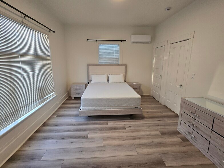 Building Photo - 1049 56th St