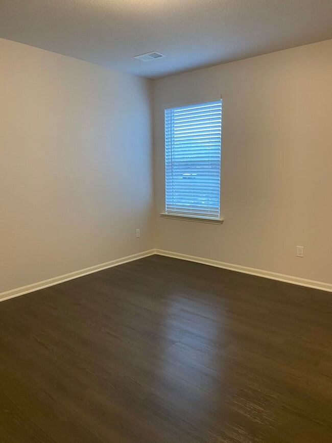 Building Photo - Modern Spring Hill Living | 3 Bed, 2.5 Bath Home with Loft, Open Floor Plan & Privacy Fence!