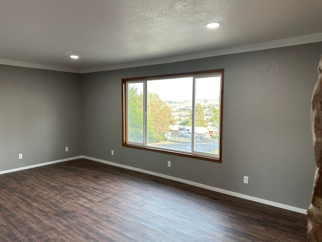 Building Photo - Newly remodeled duplex