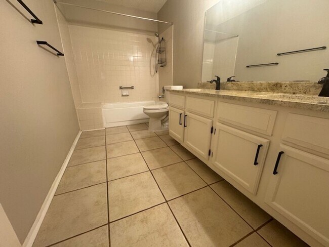 Building Photo - What a Gem! Spacious, Renovated 1-Story Ho...