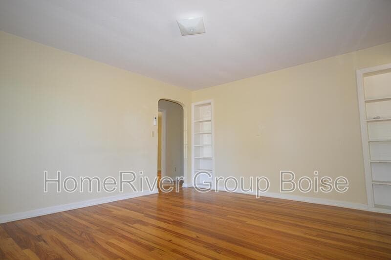Building Photo - 207 Beach St