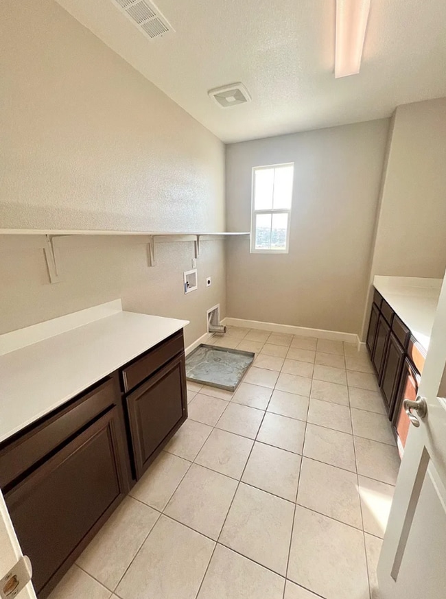 Building Photo - Elegant and Spacious Home with Pool & Park Views in Prime Roseville Location!