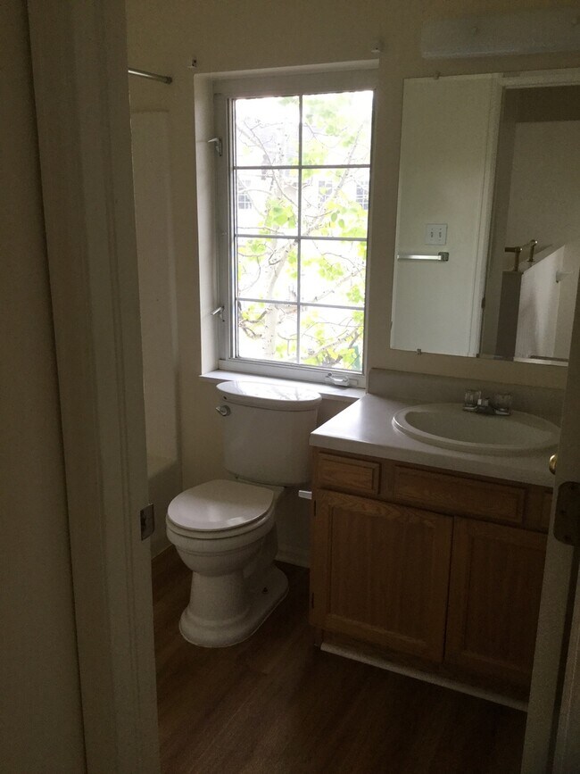 Building Photo - 3 BEDROOM, 2 BATHROOM, VILLAGE CREEK TOWNHOME WITH 1 CAR ATTACHED GARAGE