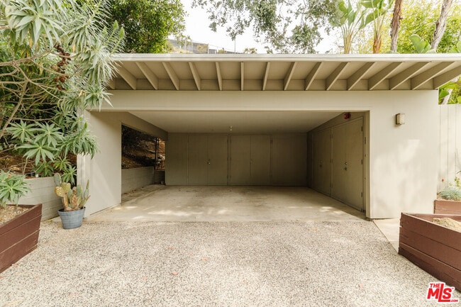 Building Photo - 9081 Wonderland Park Ave