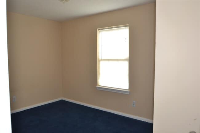 Building Photo - 304 Dell Ct