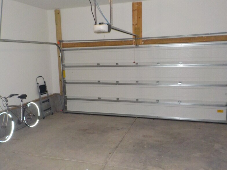 Building Photo - 1400 Fox Creek Ln