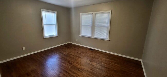 Building Photo - Adorable 3 Bedroom Home $1050!!!