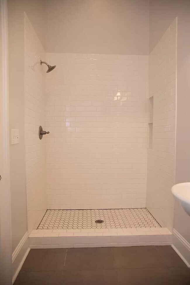 Building Photo - SUPER CUTE 2 Bedroom in Mid- City