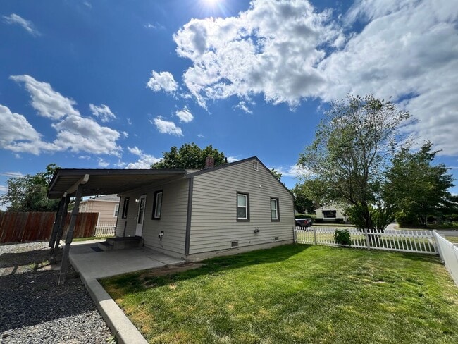 Building Photo - 2 Bed 1 Bath Home w/ Huge Shop For Rent!!!