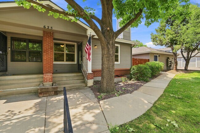Building Photo - 3 bed, 3 full bath - perfect for roommates!