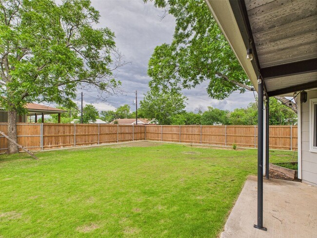 Building Photo - Charming 3-Bedroom Retreat with 2 Full Baths in the Heart of Fredericksburg!