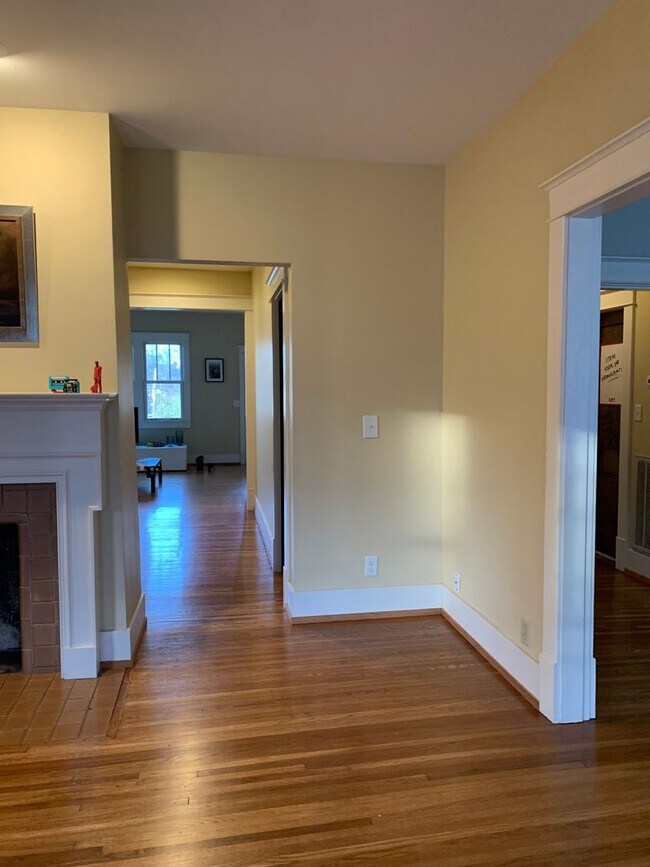 Building Photo - Charming Home in Belmont-Hillsboro Neighborhood, minutes to Vandy and Belmont, Fenced Yard