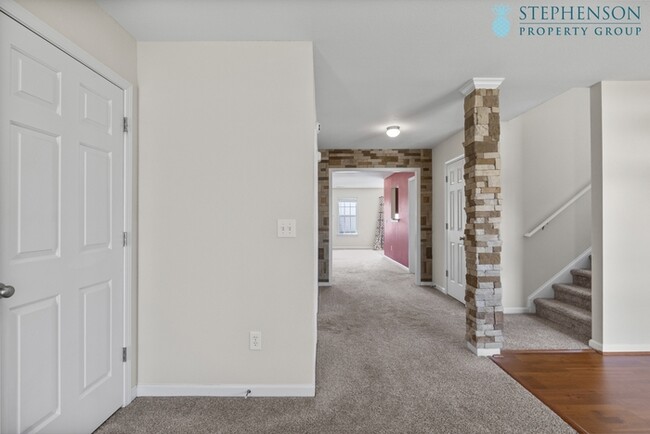 Building Photo - Freshly Remodeled 5 Bedroom with Primary B...
