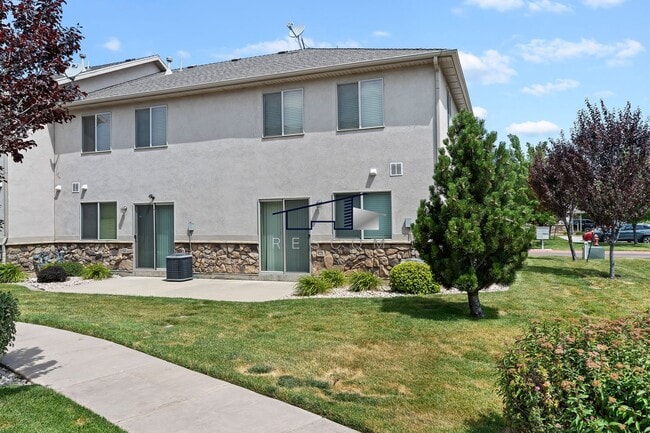 Building Photo - Fantastic Ogden 3 Bedrooom Townhouse!
