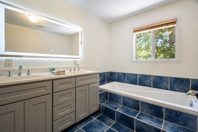 Building Photo - 28 Shoals View Dr