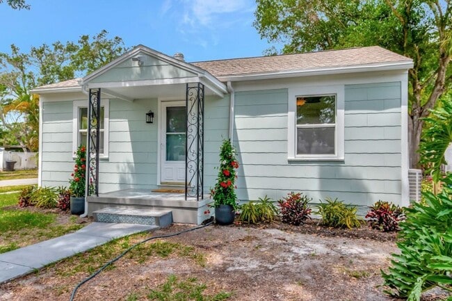 Building Photo - 4/2 HOME CHARMING GULFPORT HOME FEATURING NICE UPGRADES