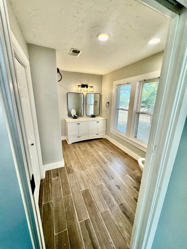 Building Photo - 408 W Luce St