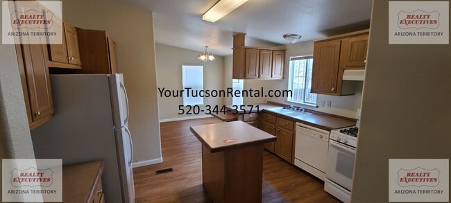 Building Photo - Irvington & Park - 4/2 baths with AC