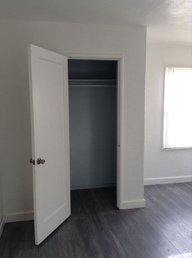 Building Photo - Cute Duplex front unit available