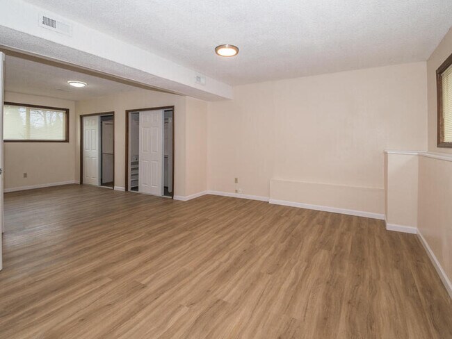 Building Photo - 1475 SW Orchard Ave