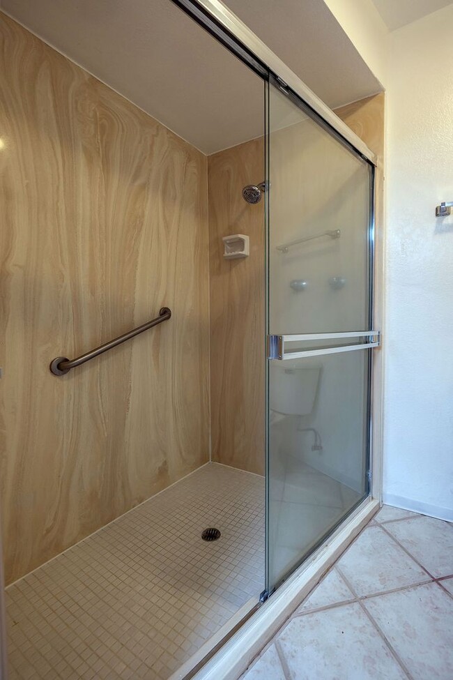 Building Photo - East-2 bedroom/ 2 bathroom townhome