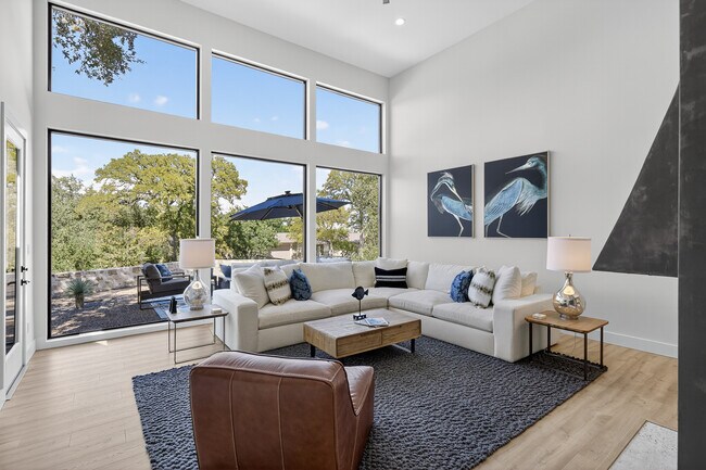 Building Photo - 820 Broken Arrow