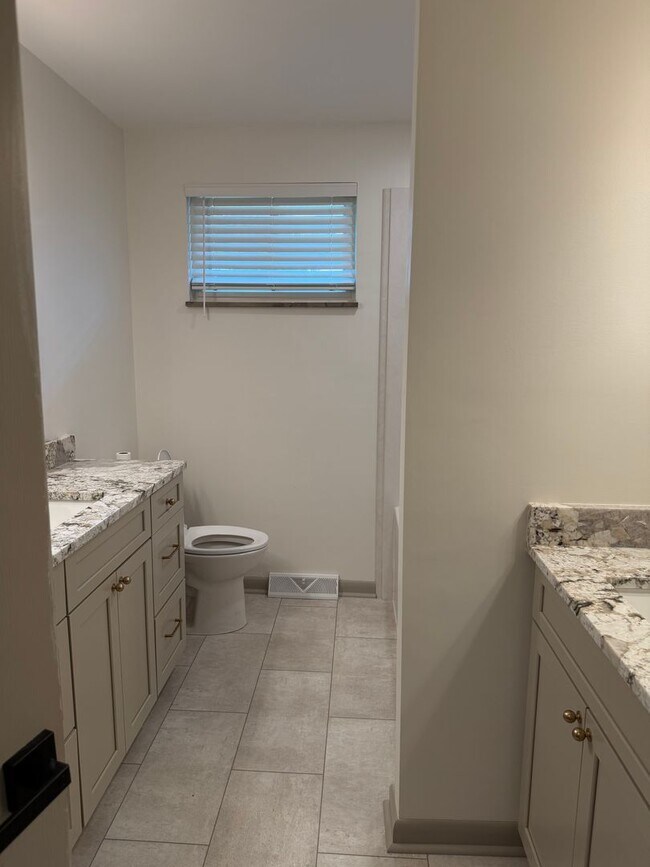 Building Photo - Knoxville 37923 - 3 bedroom 2 bath home located in heart of West Knoxville with separate 1 bedroo...