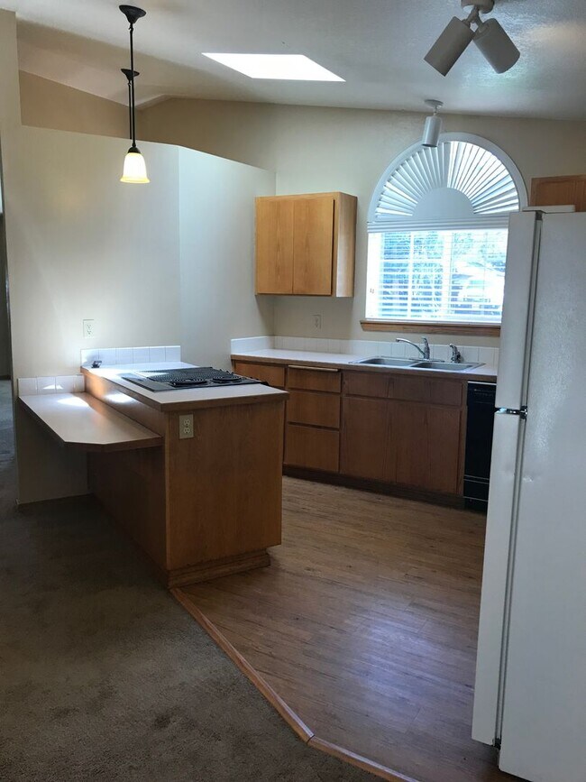Building Photo - Single level home in NE Bend with huge yard!