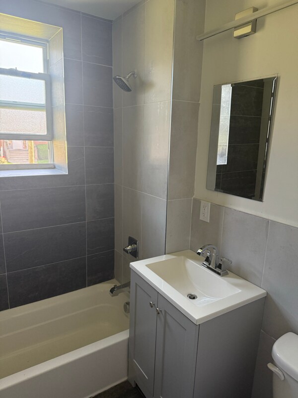 Building Photo - 501 W 7th St