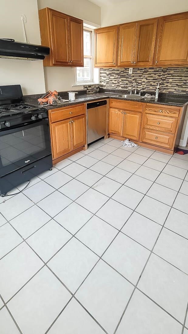 Primary Photo - 127 Mallory Ave