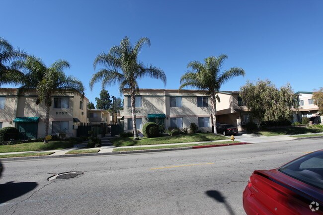 Chatsworth Gardens - Canoga Park, CA | Apartment Finder